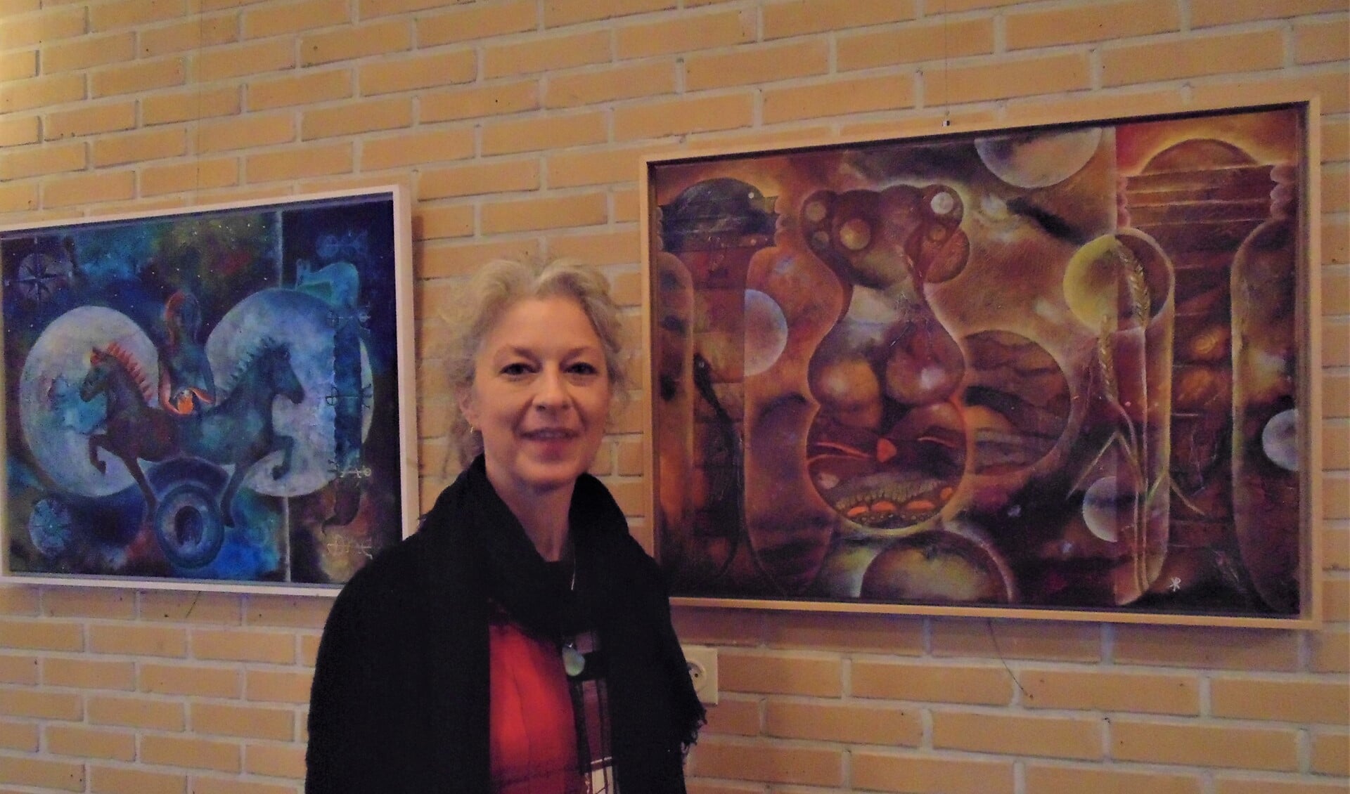 Karin Roozemond bij haar werken. Foto: Cora de Boed
