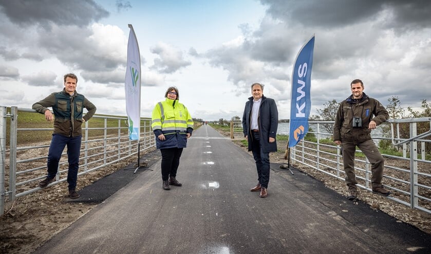 <p>Op de foto v.l.n.r. wethouder Martijn Hamerslag, Heemraad Waterveiligheid Marjo van Maurik van waterschap Hollandse Delta, Pieter Ahsman, directeur KWS Infra Rotterdam-Zwijndrecht en Paul Molendijk van Natuurmonumenten.</p>
