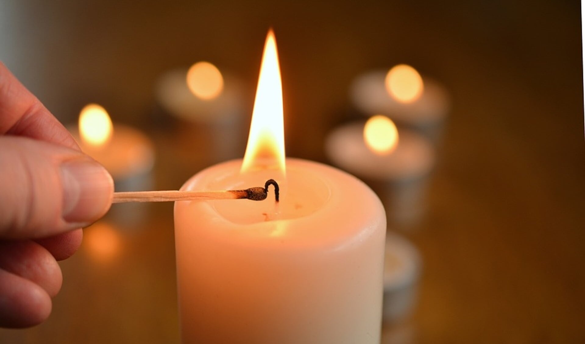Kaarsen in huis kunnen gevaar opleveren! Adverteren Nissewaard | Groot Nissewaard | Krant en Online