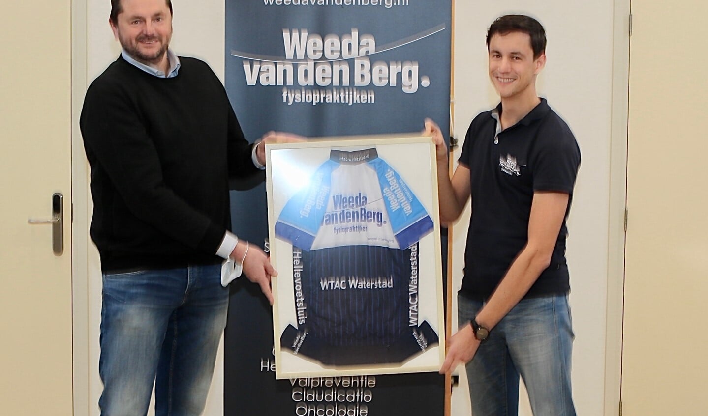 Erik den Adel, voorzitter van toerclub WTAC Waterstad, overhandigt het ingelijste shirt aan Frank Weeda, samen met Levi van den Berg ondernemers van Weeda Van den Berg Fysiopraktijken. Foto Theo van Kralingen.