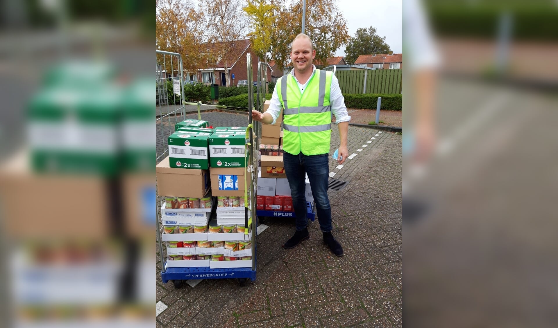 Een blije en trotse ondernemer, Maarten Buning, overhandigde vorige week dinsdag drie gevulde containers aan de Voedselbankactie.