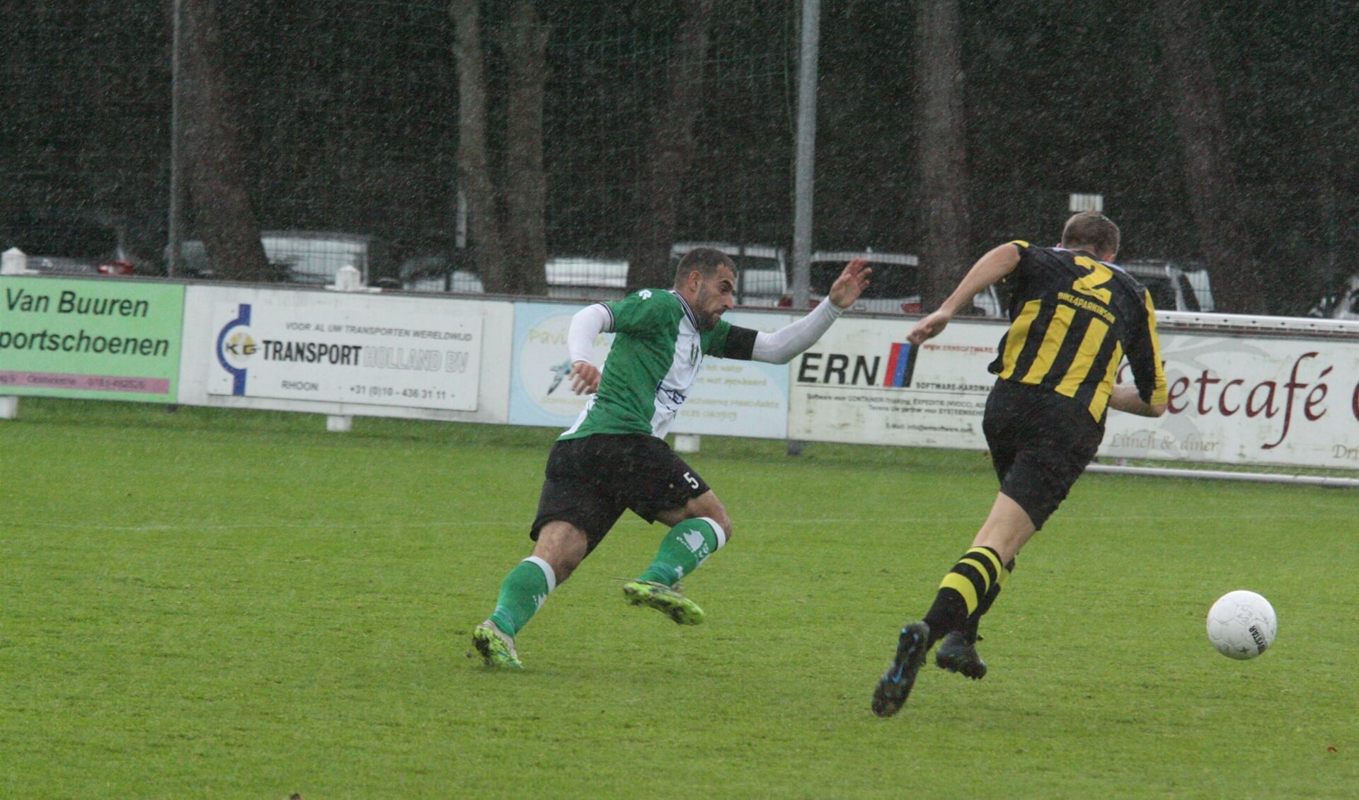 Garush Gabrieljan (l) belet de back van VFC om op te komen. Foto: Wil van Balen.