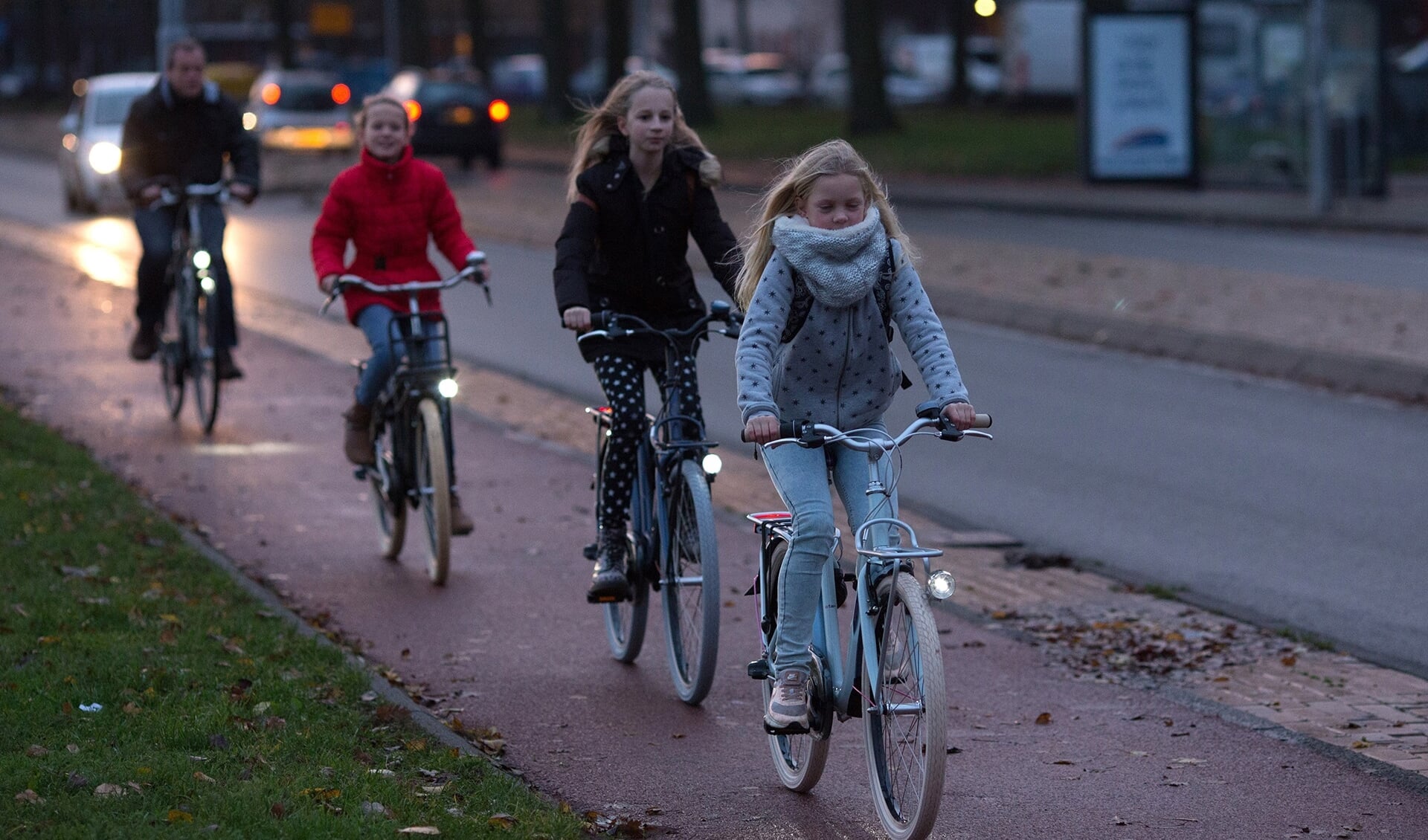 23-11-2016, Haarlem.
Kinderen fietsen in het donker met fietsverlichting.
Foto: Bastiaan Heus
