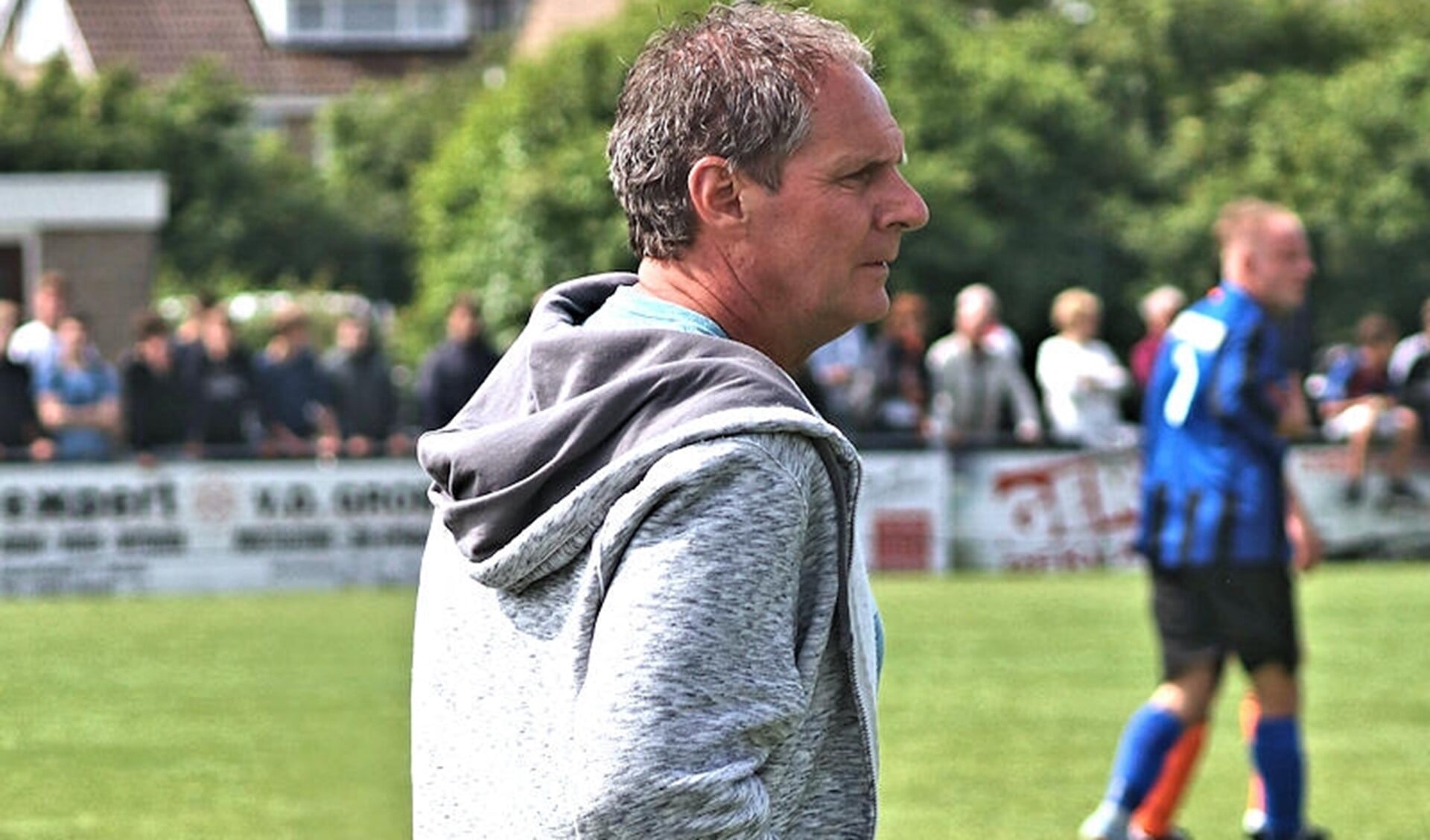 Trainer Hans de Heer van Vierpolders ziet de verplaatsing van voetbalwedstrijden met lede ogen aan. (Archieffoto: Wil van Balen)