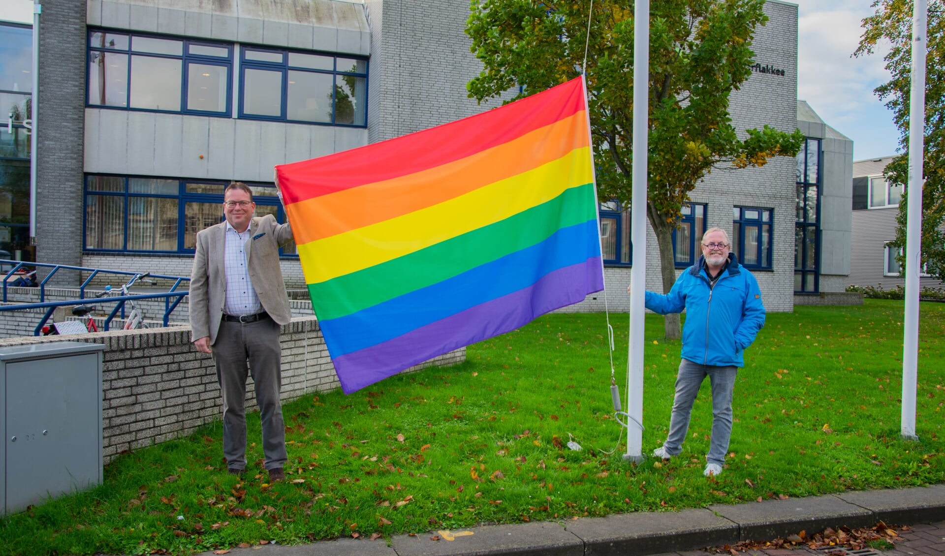 Het is belangrijk om als gemeente te laten zien dat iedereen welkom is op het eiland. Daarom werd dan ook de regenboogvlag gehesen op maandag 12 oktober.  Foto: Sam Fish