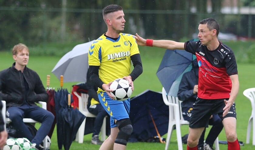 Roy Vermaat (links): ''Ik hoop dat we in 2021 snel weer kunnen korfballen en dan wel met een geopende kantine. Behalve de inkomsten is het ook belangrijk voor de sfeer in de club.'' Foto Theo van Kralingen.