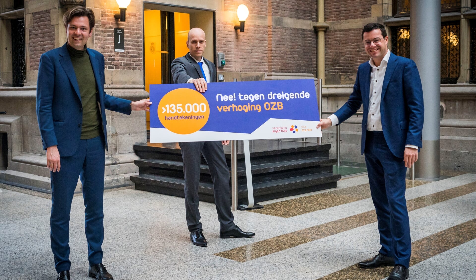 Overhandiging petitie met vlnr Julius Terpstra (CDA), Daniel Koerhuis (VVD) en Karsten Klein, directeur belangenbehartiging Vereniging Eigen Huis. 