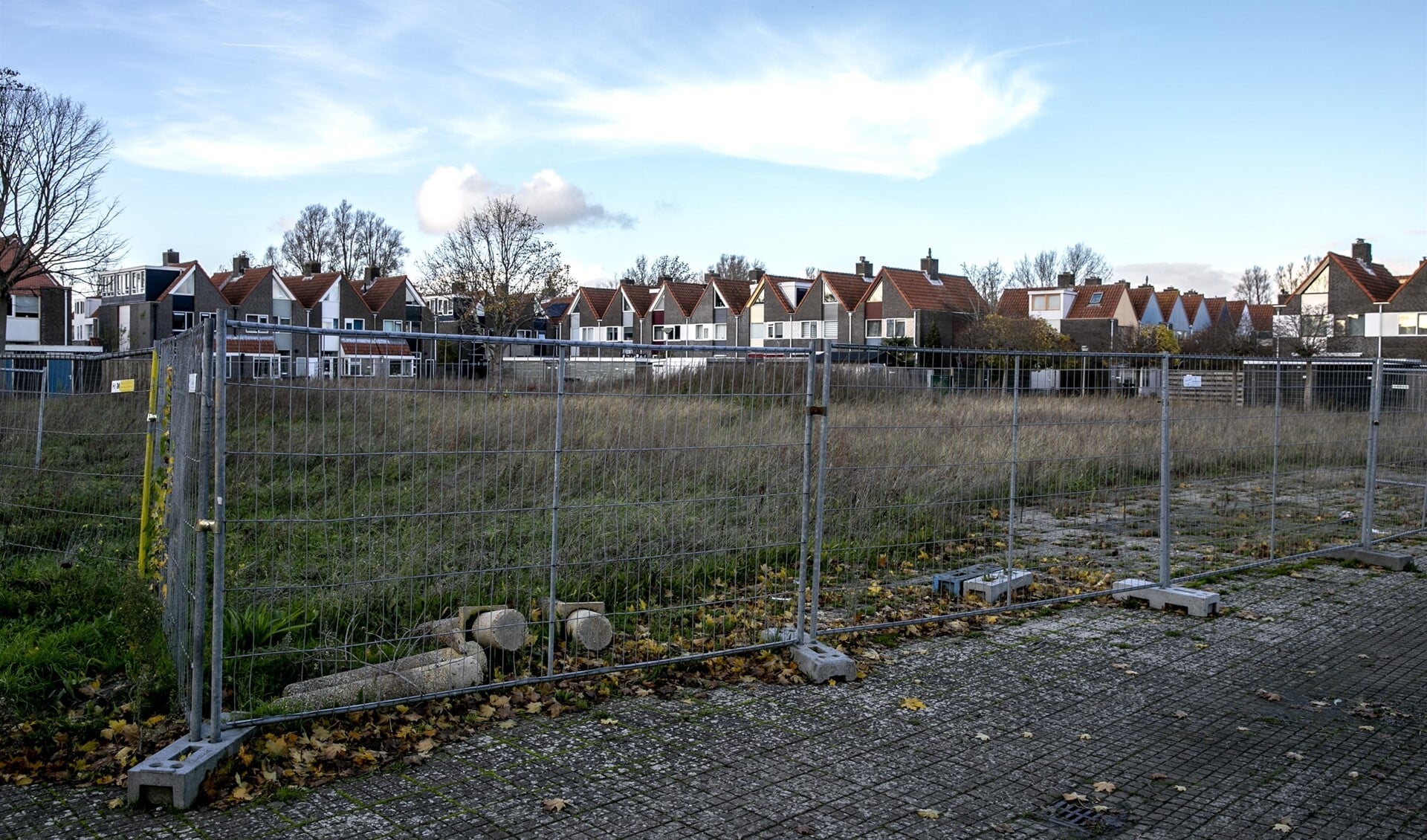 Het braakliggende terrein waar voorheen jarenlang het wijkgebouw in de voormalige basisschool De Ploegschaar was gevestigd.