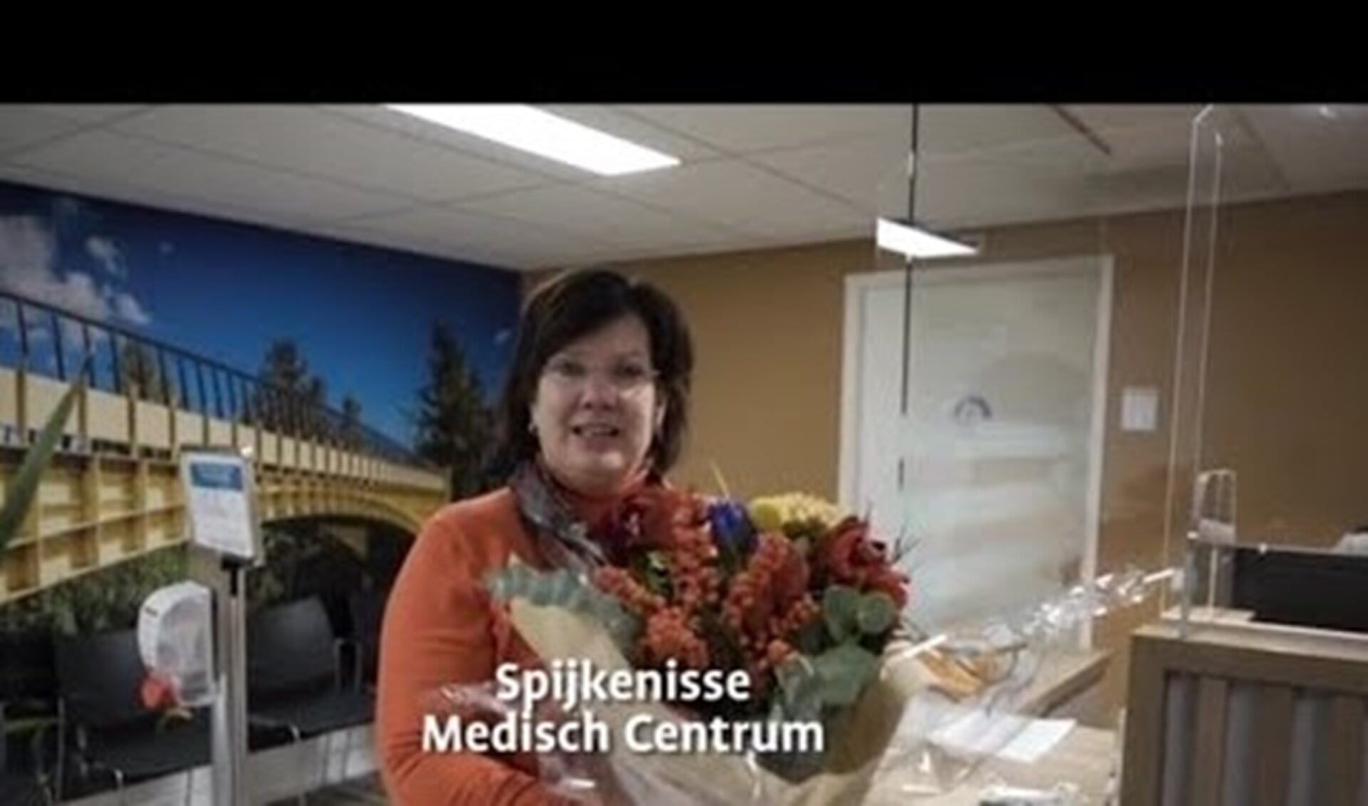 Roelfke Gerla, business-unitmanager bij SMC, neemt de bloemen in ontvangst.