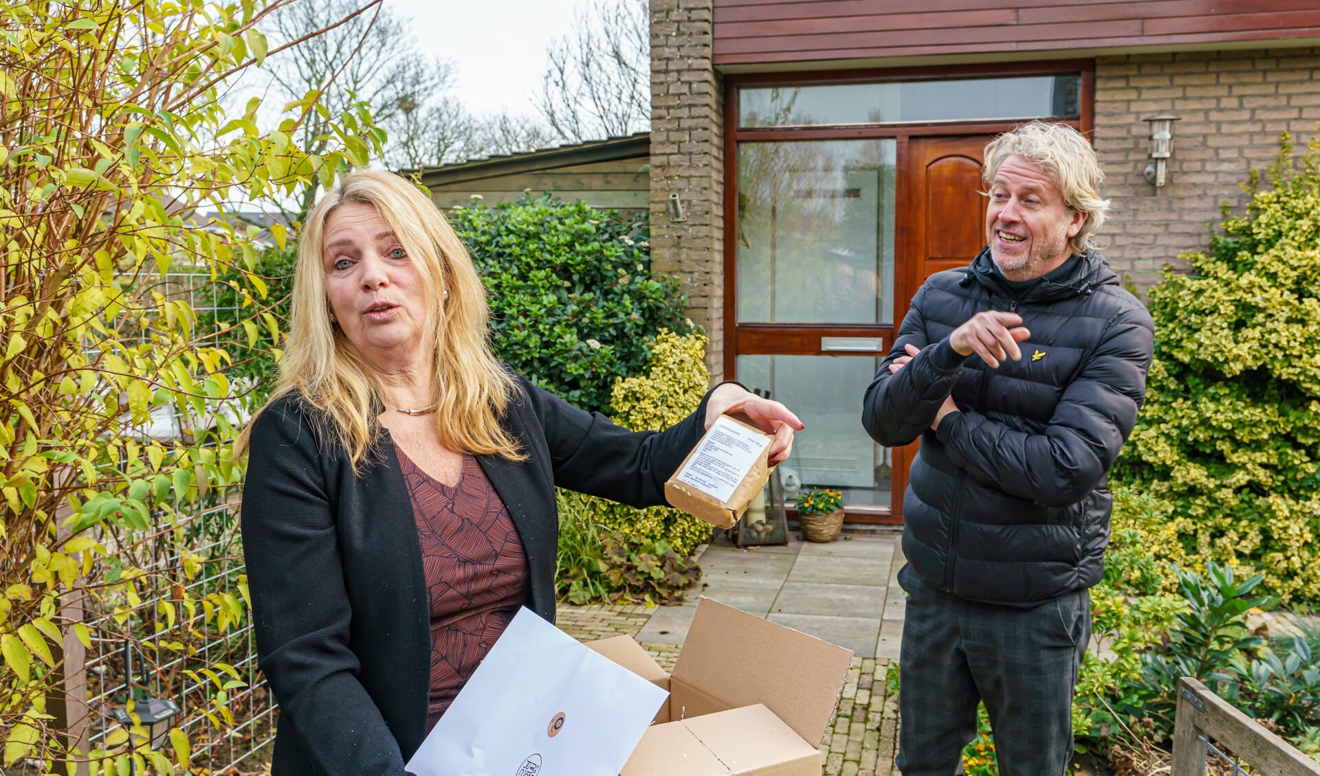 Mathilde van der Linden vindt als eerste een pakje meel van de Slandse molen 'De Arend' in haar kerstpakket. 