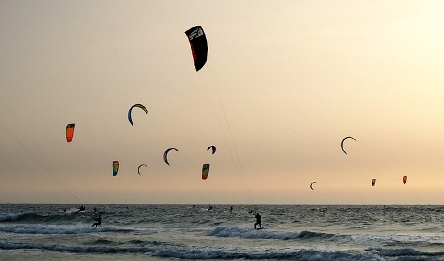 Het kitesurfen op de Maasvlakte wordt bedreigd door de plannen