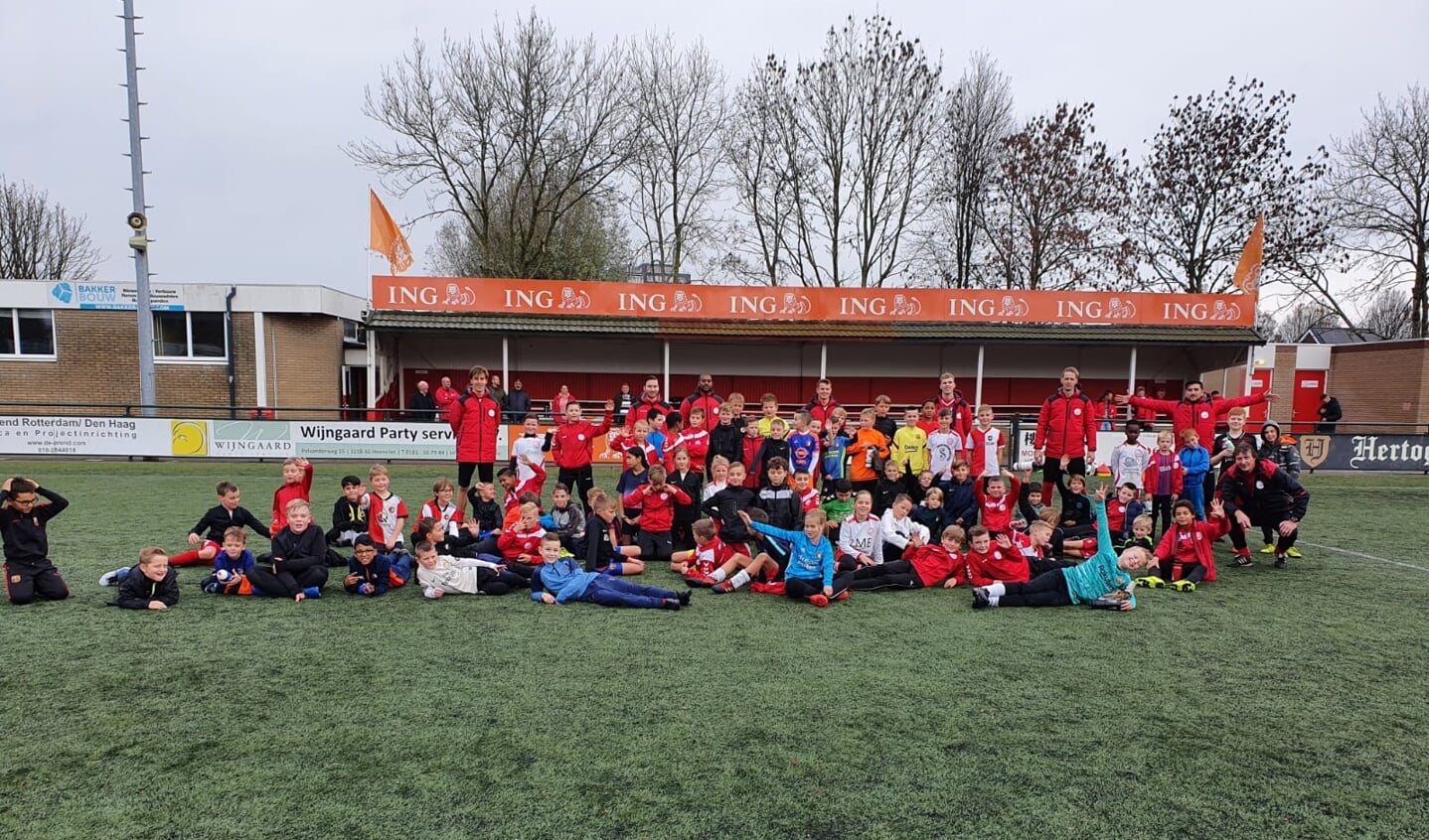 De voetbaljeugd wordt in coronatijd bezig gehouden door de jeugdtrainers en soms ook bijgestaan door eerste-elftalspelers onder leiding van hoofdtrainer Paul Bestebreur. Foto vvHellevoetsluis.