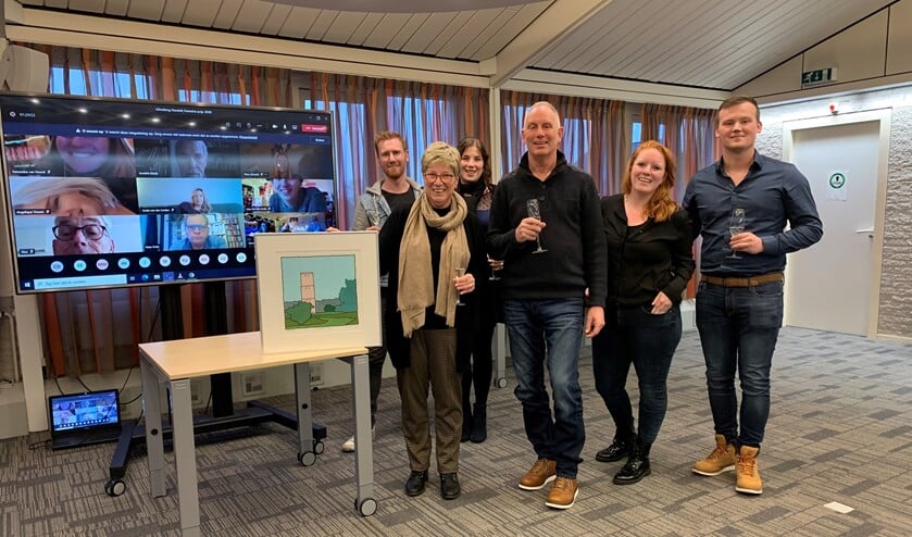Jeanette de Haan met haar familie en collega’s die online aanwezig zijn.
