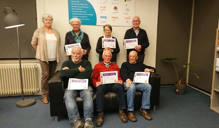 Op de foto v.l.n.r.: docente Harmke Spoelman, Mevr. A. Kooijman, mevr. J. Nelis, dhr. A. NelisOnderste rij: dhr. D. Kamp, dhr. C. Kooijman, dhr. A. Kamp. 