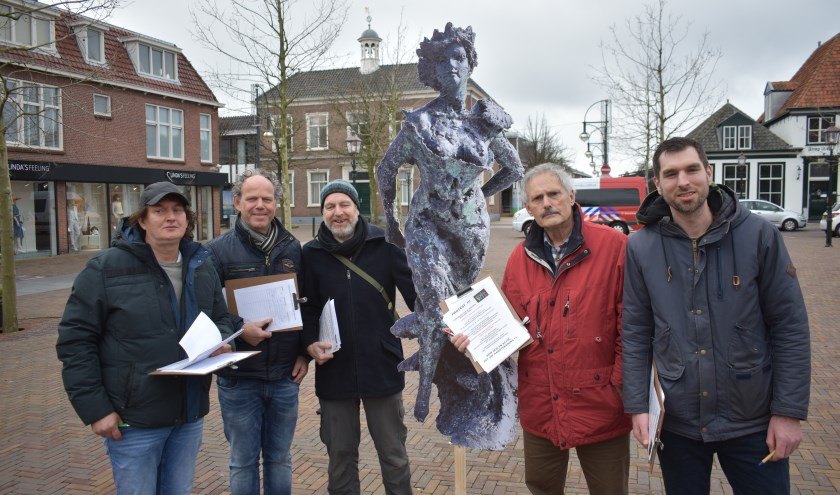 Kunstenaarscollectief WIT protesteerde zaterdag op het Marktplein in 's-Gravenzande.