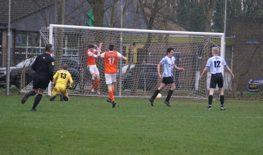 DVV-er Rolf van Putten (2e van rechts) scoort hier de 1-4 en maakt zijn tweede treffer in het duel tegen FIOS (foto: Marjo Smit).