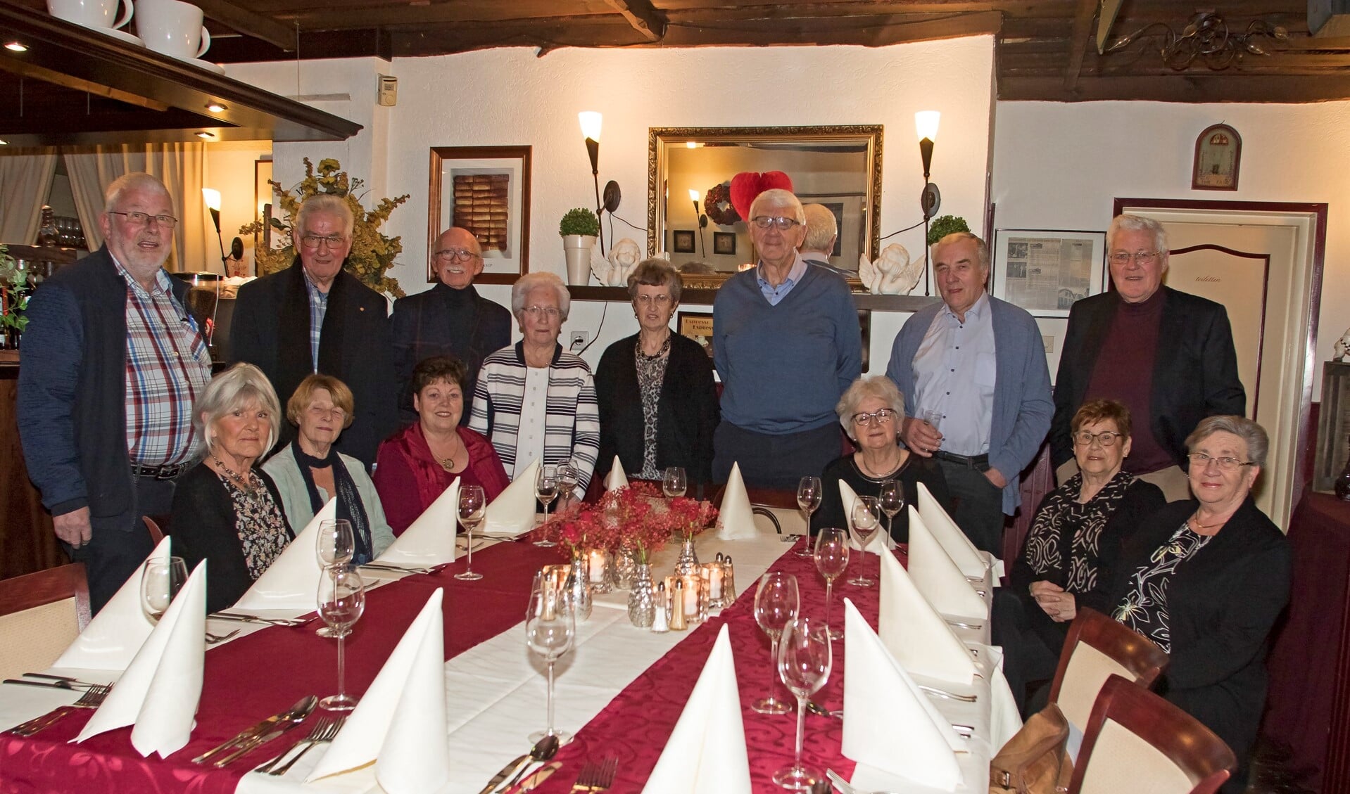 De oud-voetbalbestuurders van Voorne-Putten waren vrijdag voor de 32ste keer bijeen, opnieuw in Zwartewaal. (Foto: Wil van Balen)