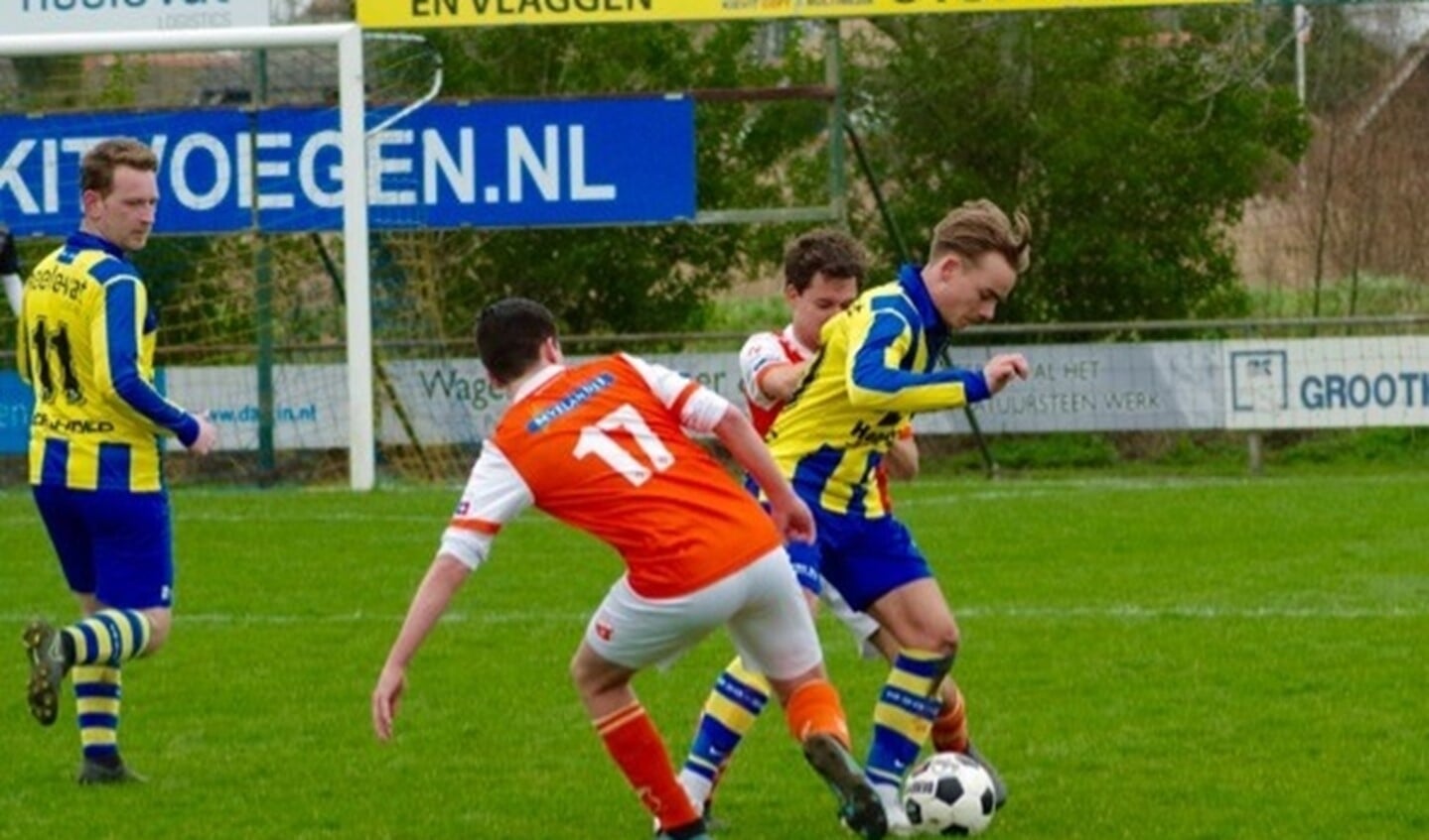 Mika en Bart Huibrechts proberen de bal te ontfutselen van Mees Groenendijk.