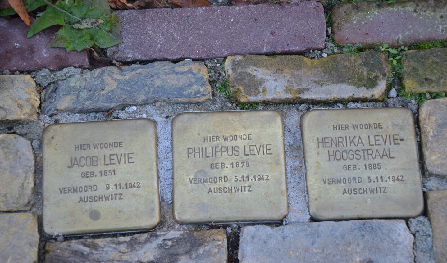 Op het Hoofd in Zuidland liggen voor nummer 4 Stolpersteine voor Jaap en Philip Levie en diens vrouw Henrika Hoogstraal.