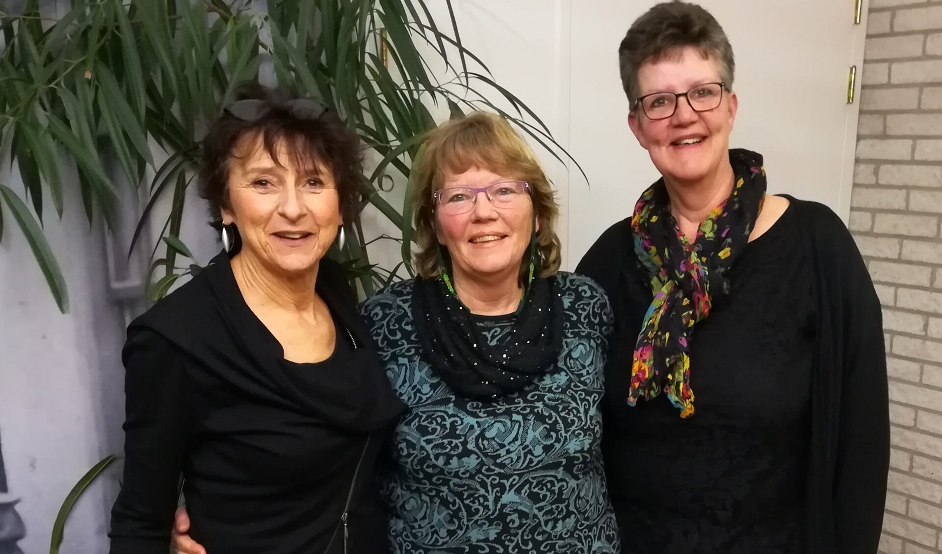 Ina Los, Maria Evers en Ciska Koole zorgen voor een gezellige viering in Ons Dorpshuis Nieuwe-Tonge.