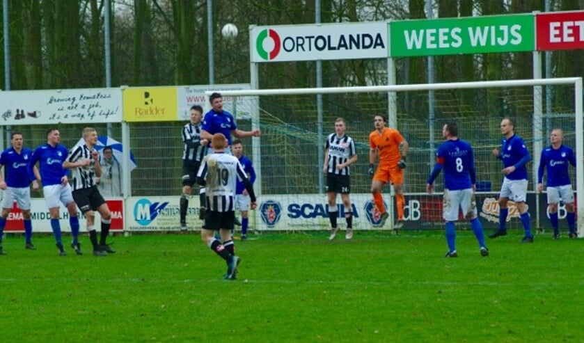 Concentratie bij Bas Mackloet ( r ) en Arnoud Dees ( m ) wanneer Jesse Karwei ( 17 ) aan de bal is.