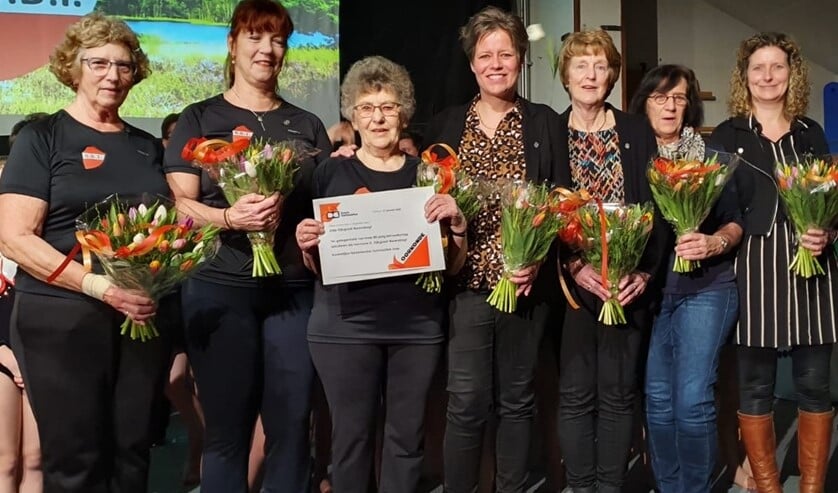 De jubilarissen werden in het zonnetje en in de bloemen gezet