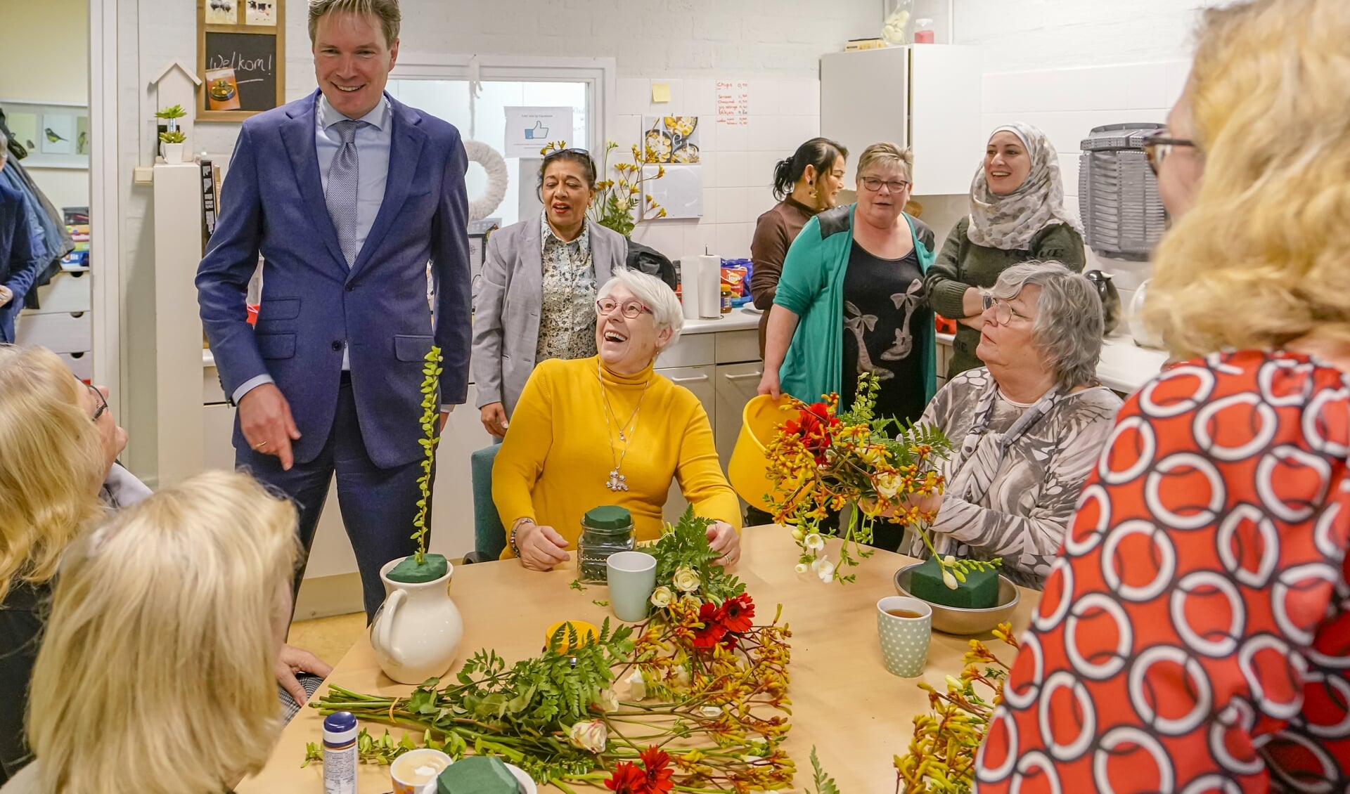 Vanmiddag werden bloemstukjes gemaakt.