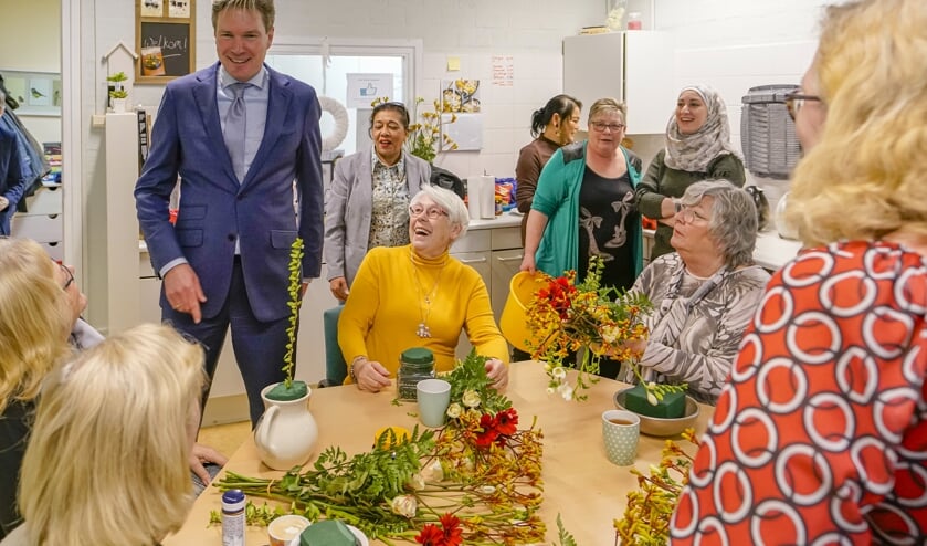Vanmiddag werden bloemstukjes gemaakt.