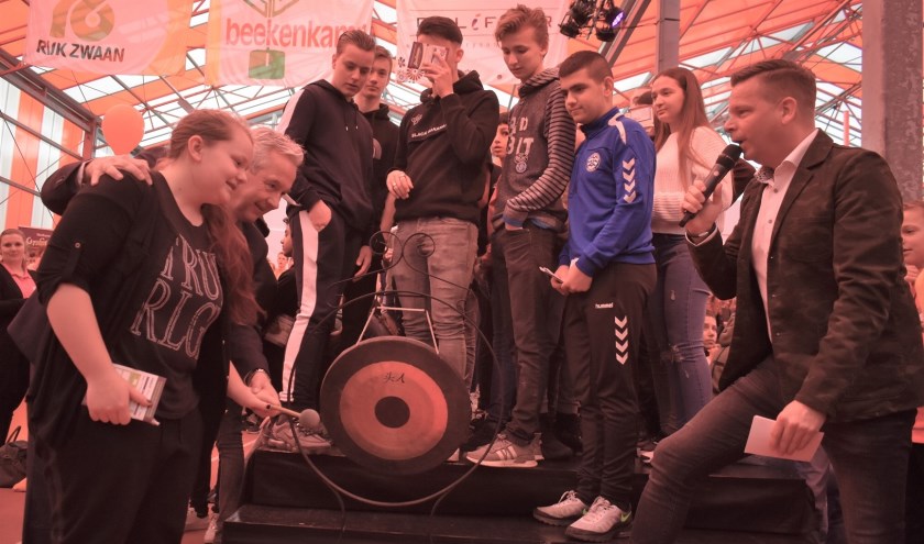 De opening werd gemarkeerd met een slag op de gong door wethouder Ben van der Stee.