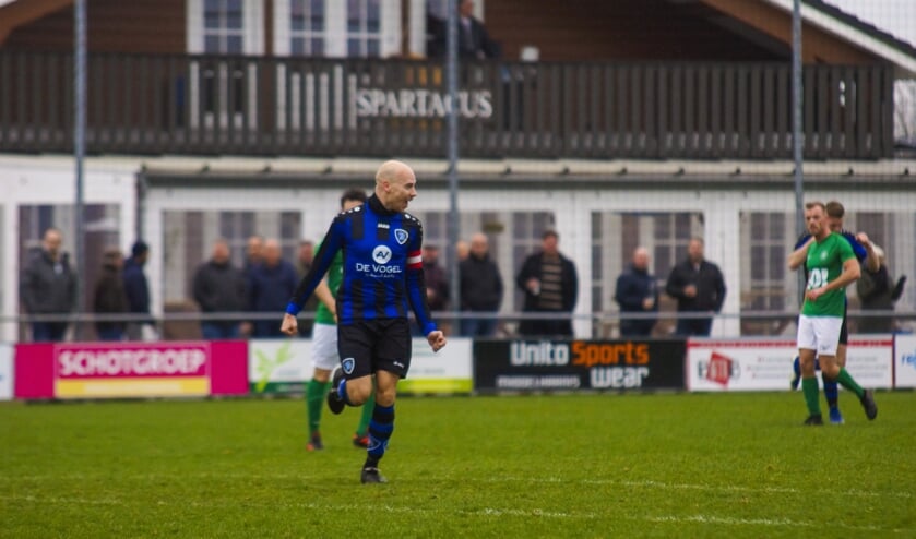 Gerben Prins viert zijn vroege goal tegen de Kogelvangers (foto: Peter Prins).
