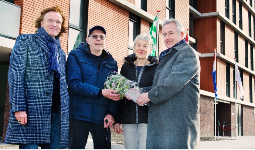 Het echtpaar Koornneef ontving als eerste de sleutel van hun nieuwe appartement.