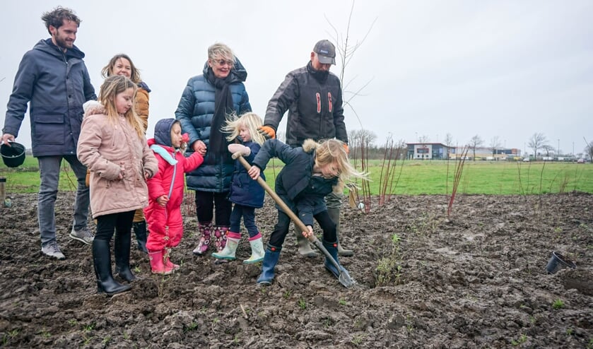 De familie Riedijk vierde dit met hun kinderen en kleinkinderen die ieder een vlinderstruik mochten planten.