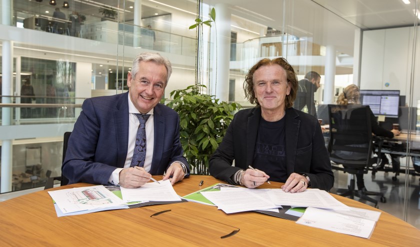De onderteking van de anterieure overeenkomst door wethouder Ben van der Stee en Rene Lemson van Arcade.