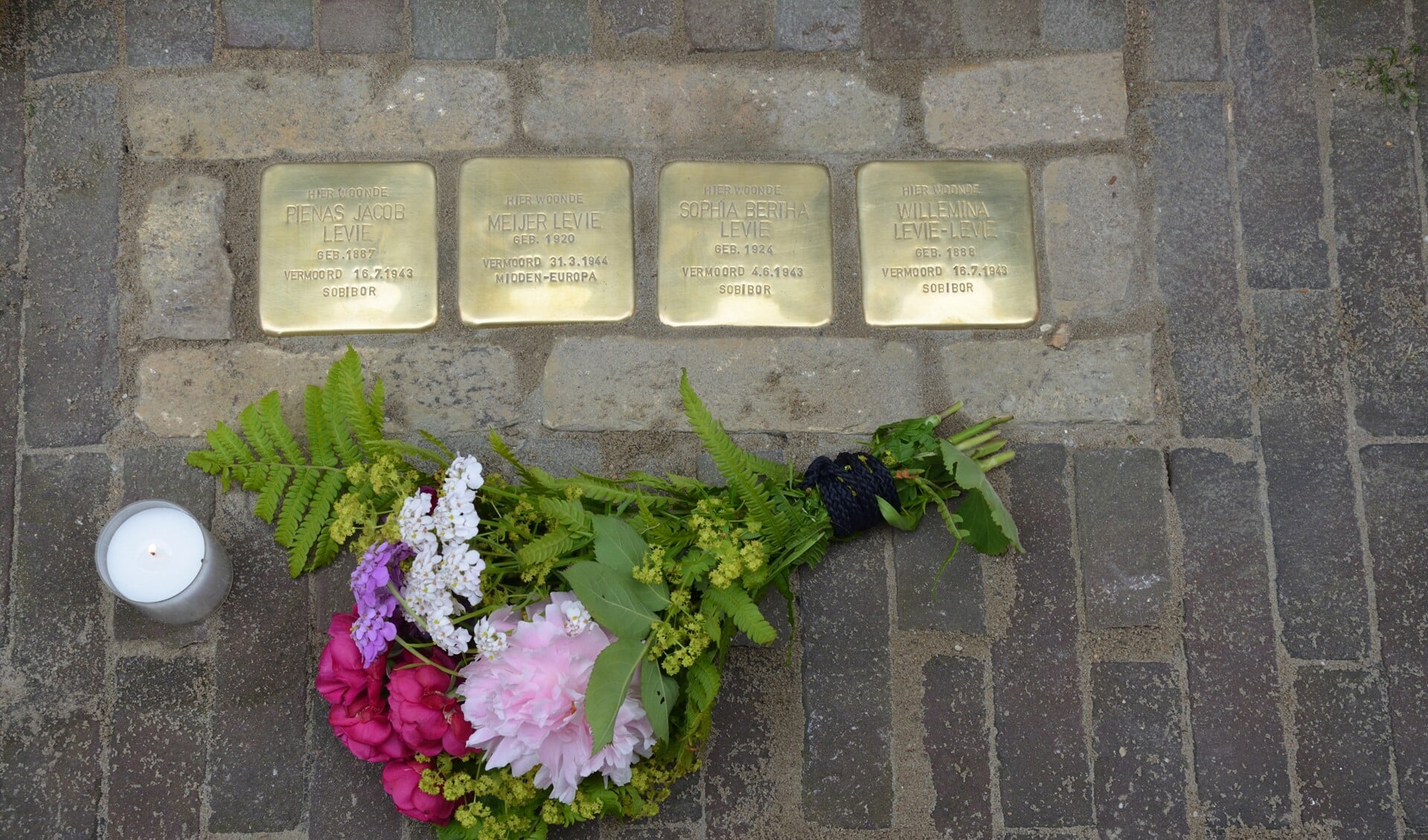 Op  de Ring in Zuidland liggen de stenen voor Fietje, Meijer en hun ouders.