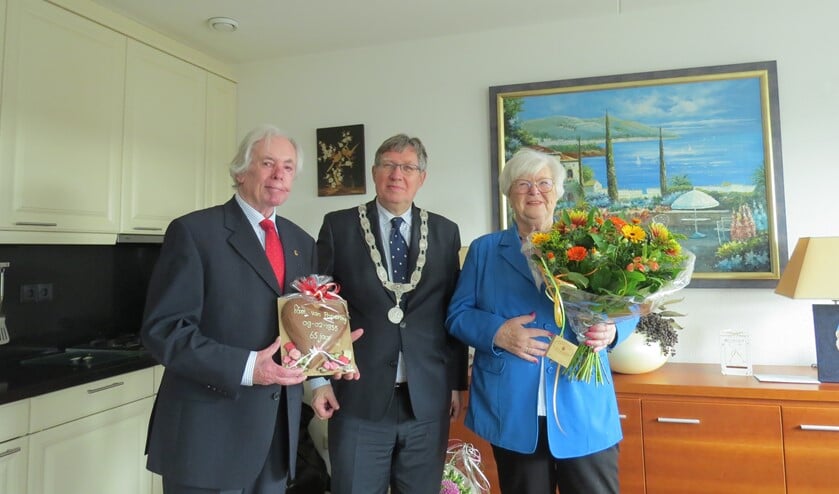Burgemeester Rensen kwam het bruidspaar namens de gemeente Brielle feliciteren
