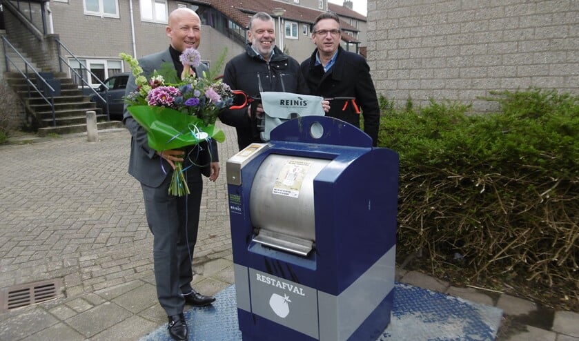Bertus Kranenburg (m) adopteerde een container in zijn buurt.