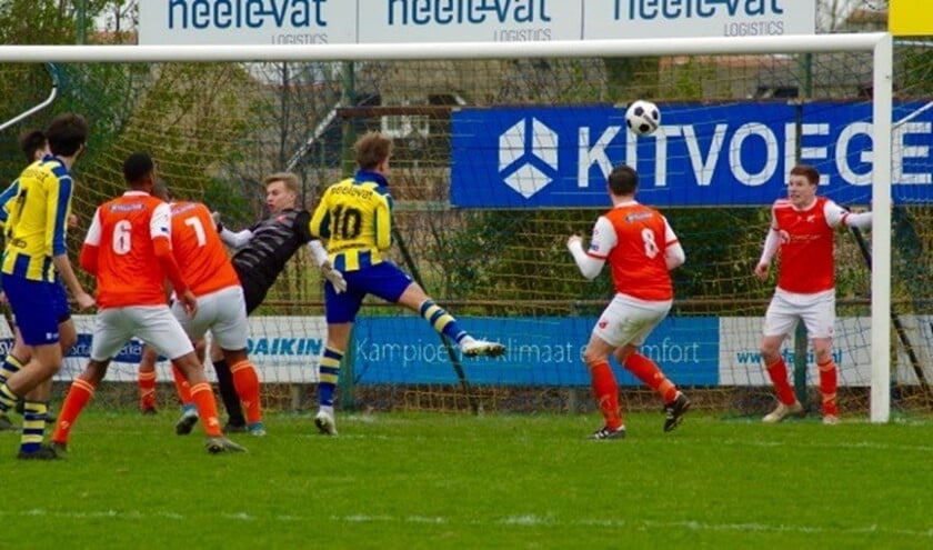 Mees Groenendijk kopt de 1-1 binnen.