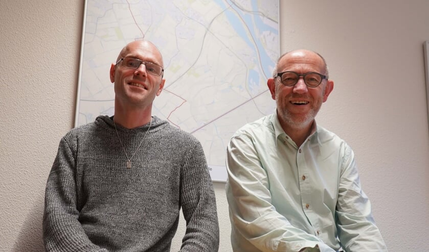 Links budgetcoach Hille Boogerd en rechts wethouder Bert van Ravenhorst