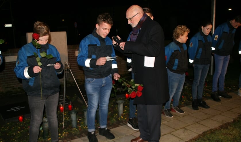 Rien Bakelaar met leden van de jeugdbrandweer