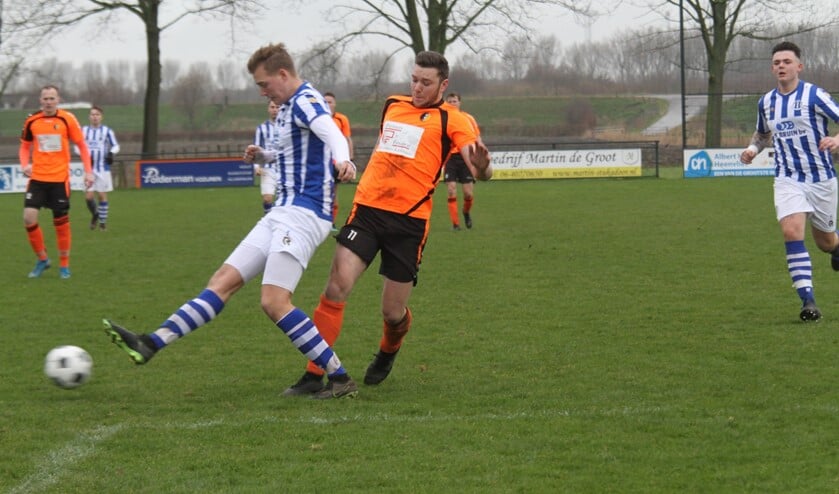Sven Groenenboom, hier in duel met Corné Lemmens van Zwartewaal, scoorde drie keer voor Rockanje. (Foto: Wil van Balen).