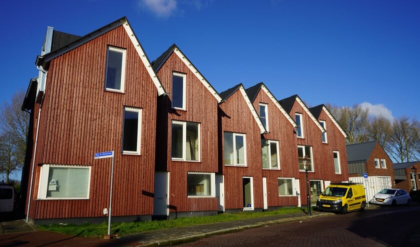 De woningen zien er inmiddels al beter uit en de plakkaten zijn van de ramen gehaald