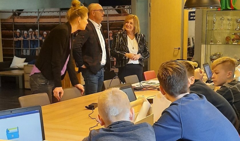 Wethouder Gardien nam een kijkje bij de 'Doe Dag' van Weboma.