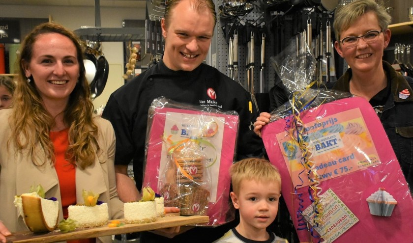 Melanie de Wilde (l) sleepte de winst in de wacht bij 'Heel Westland Bakt'.