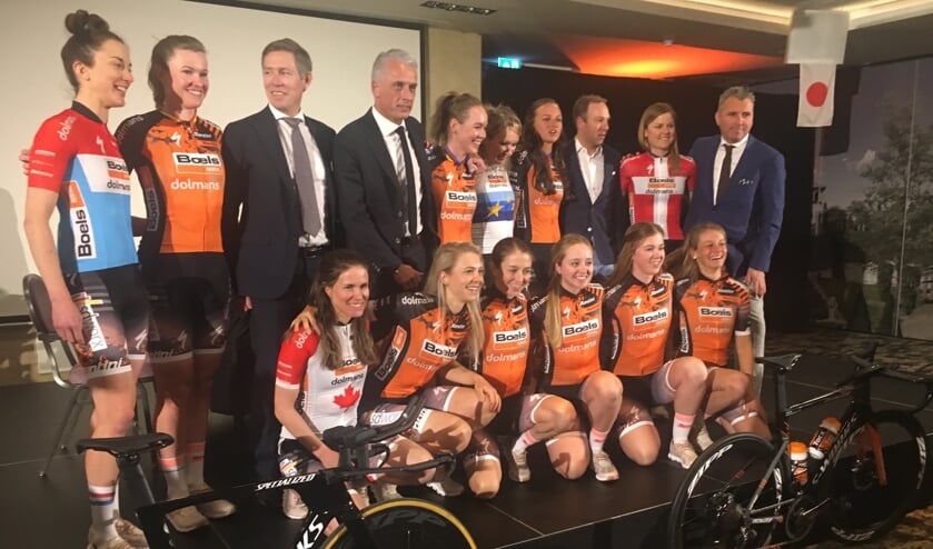Chantal Blaak (st.vierde van rechts): 'Ik heb na het seizoen méér rust genomen dan voorheen, voel me fit, laat de klassiekers maar komen.'