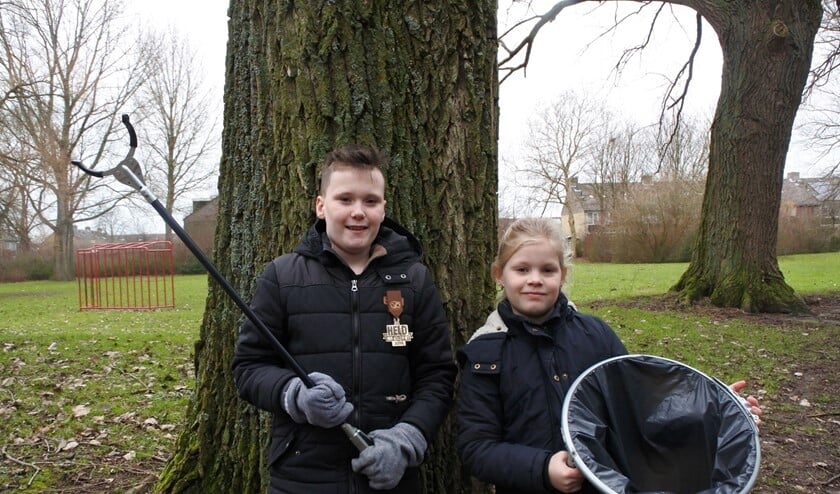 Ook Wessel en Jolein gaan geregeld met een grijpstok op pad om zwerfvuil op te ruimen.