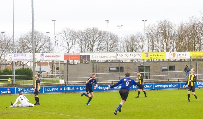 Steven Oosthoek en Koen Vervloed vieren de 0-1. De voorzet kwam van de voet van Pim Grootenboer (Foto: Peter Prins).