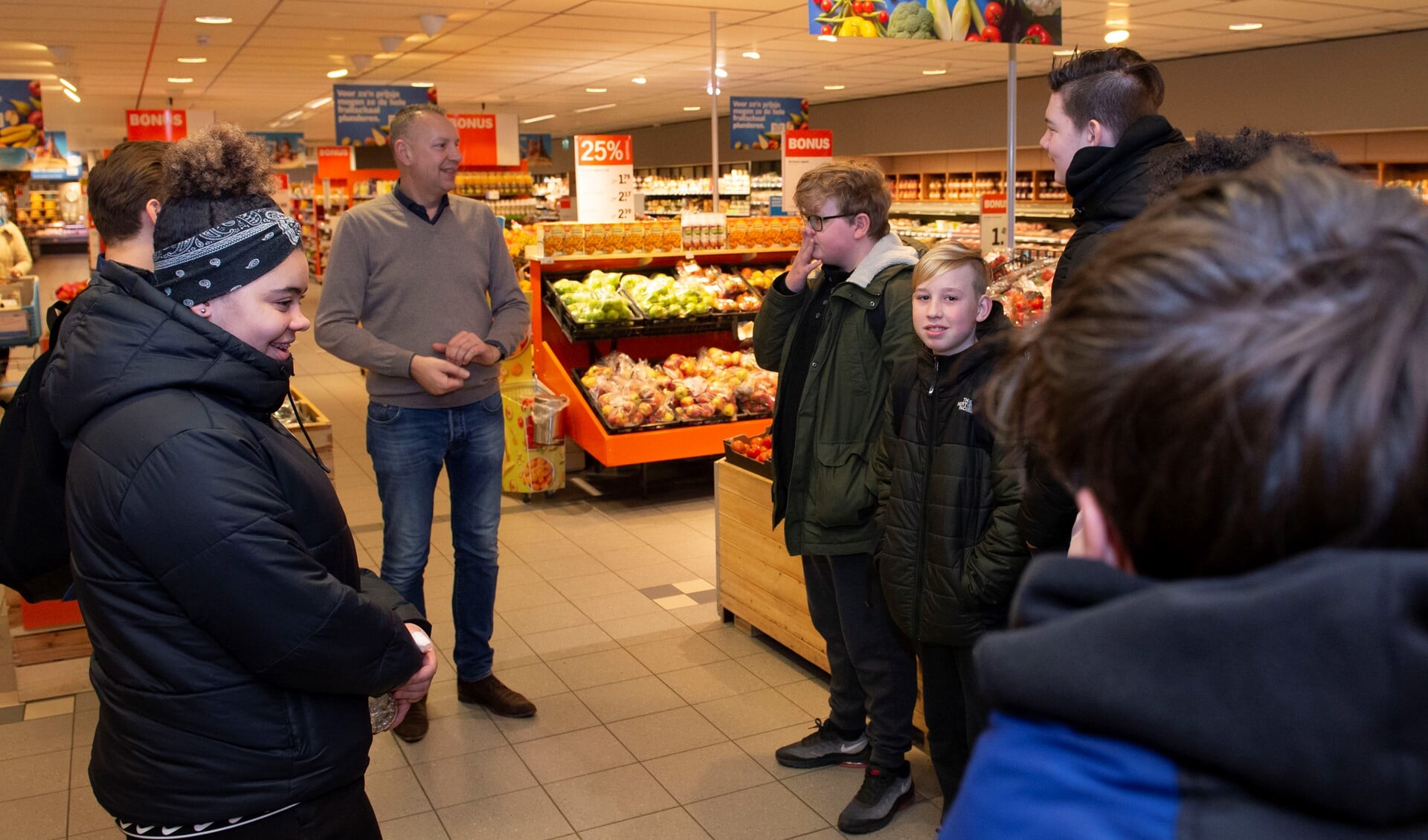 Ad Bevaart legt alles uit over zijn Albert Heijn supermarkt.