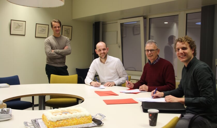 Wethouders Struijk en Hamerslag bekrachtigen de afspraken met Jeugdfonds Sport & Cultuur Zuid-Holland en Stichting Leergeld Voorne-Putten.