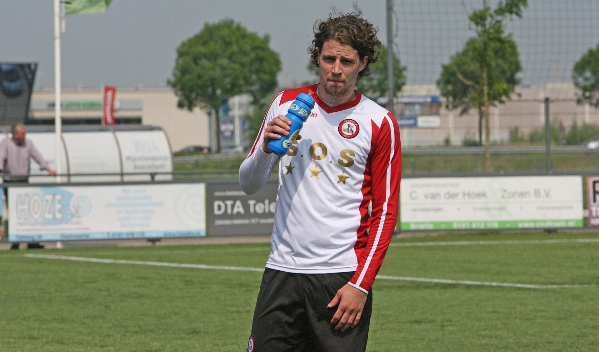 De strafschop van Marcel van den Berg werd door Heinenoord-keeper Dylan Heinen gekeerd. (Archieffoto: Wil van Balen)