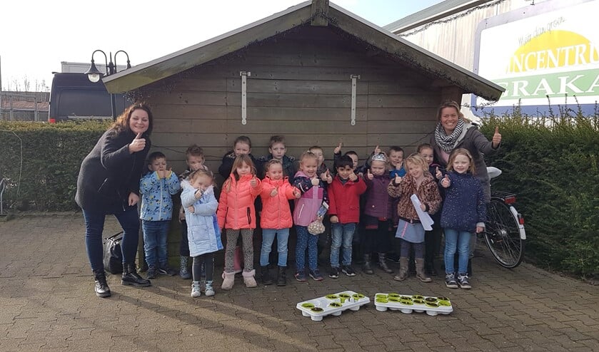 Bij Graka hebben de kleuters veel soorten planten, bloemen, bollen, zaadjes, vogels, vissen, dierenvoer en tuingereedschap gezien!